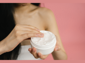 保湿クリームを塗る女性