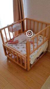 ベビーベットの上で赤ちゃんが寝ている