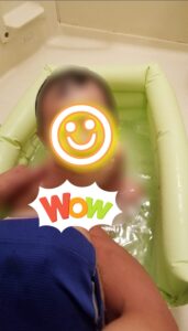 赤ちゃんがベビーバスに入っている写真