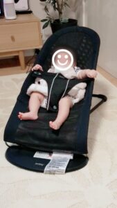 バウンサーに載った赤ちゃんの写真