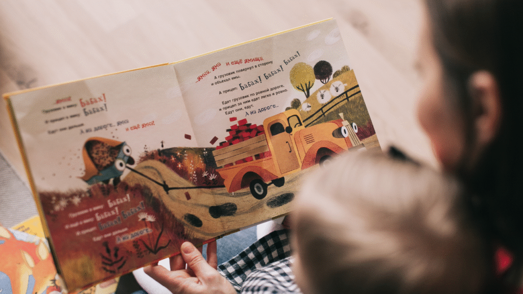 親子で絵本を読む姿