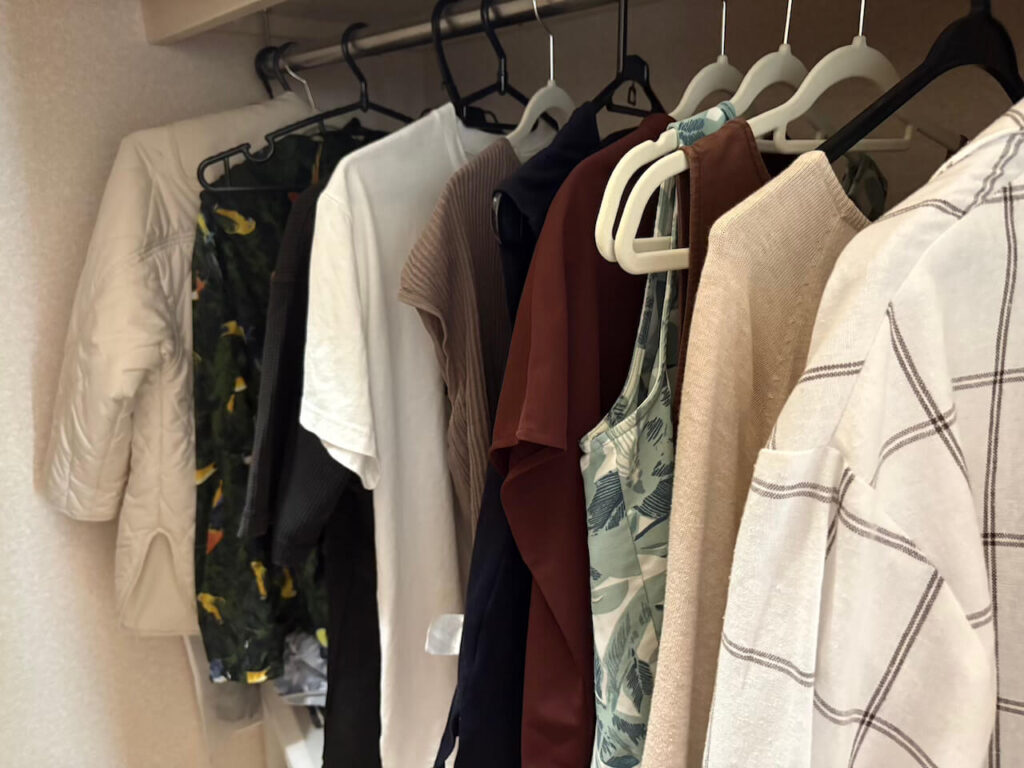 ハンガーにかかった洋服の写真