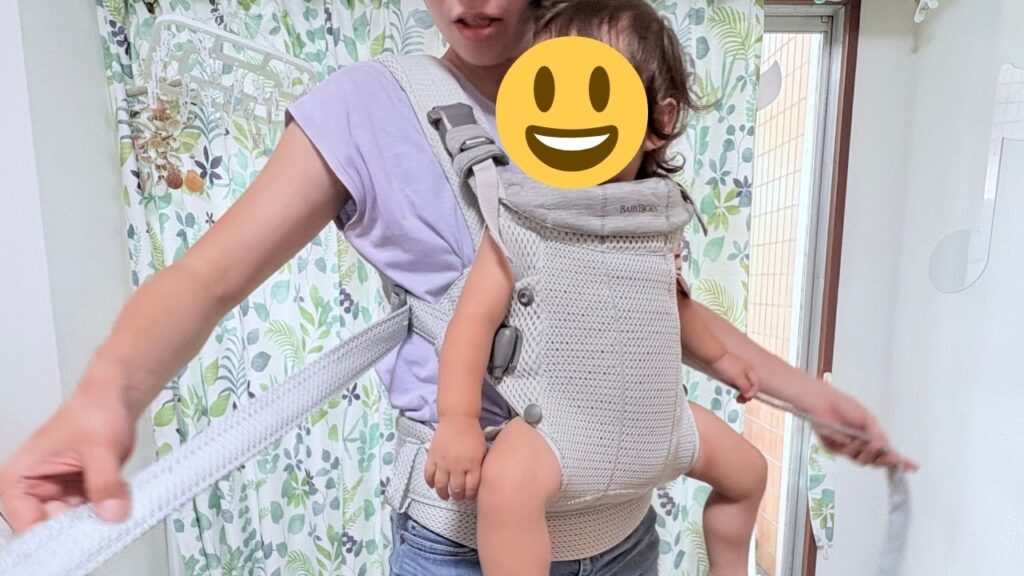 ベビービョルンで楽しく抱っこしている画像