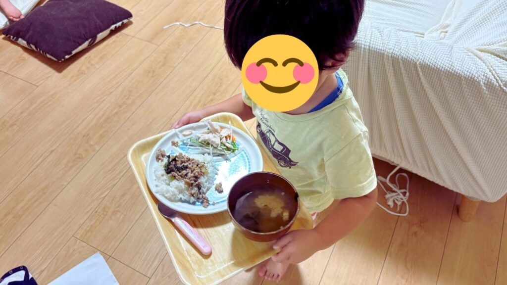 自分で配膳している画像