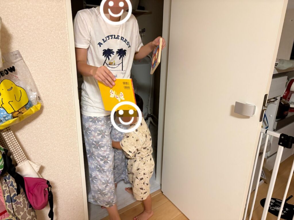 絵本の内容と同じく、足にしがみついて離れない息子の写真