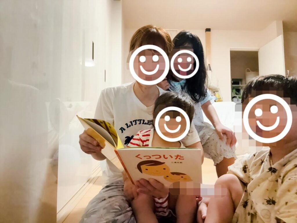 子供達に読み聞かせている画像