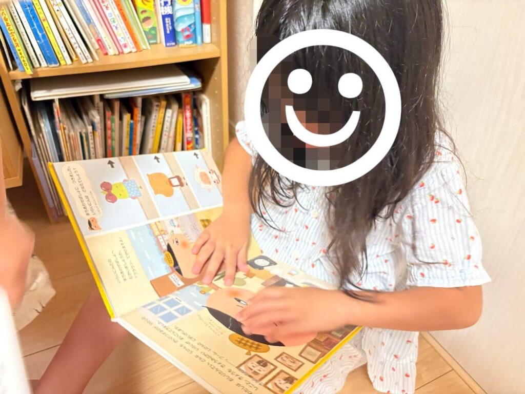 絵本に夢中になる子供の画像