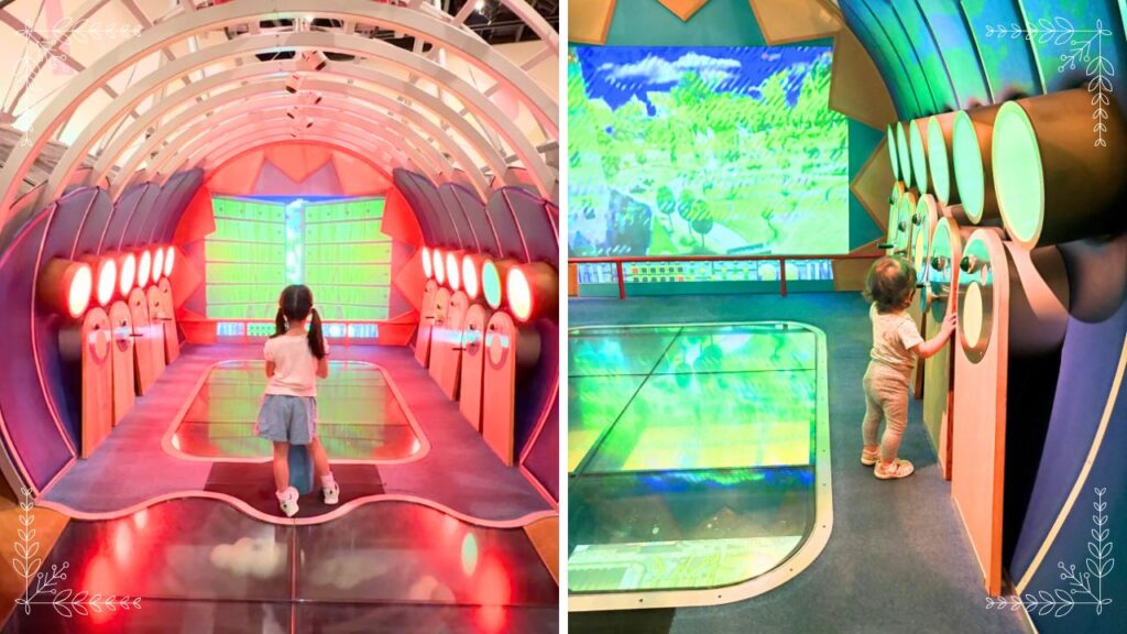 飛行機内の映像で楽しむ子どもの画像