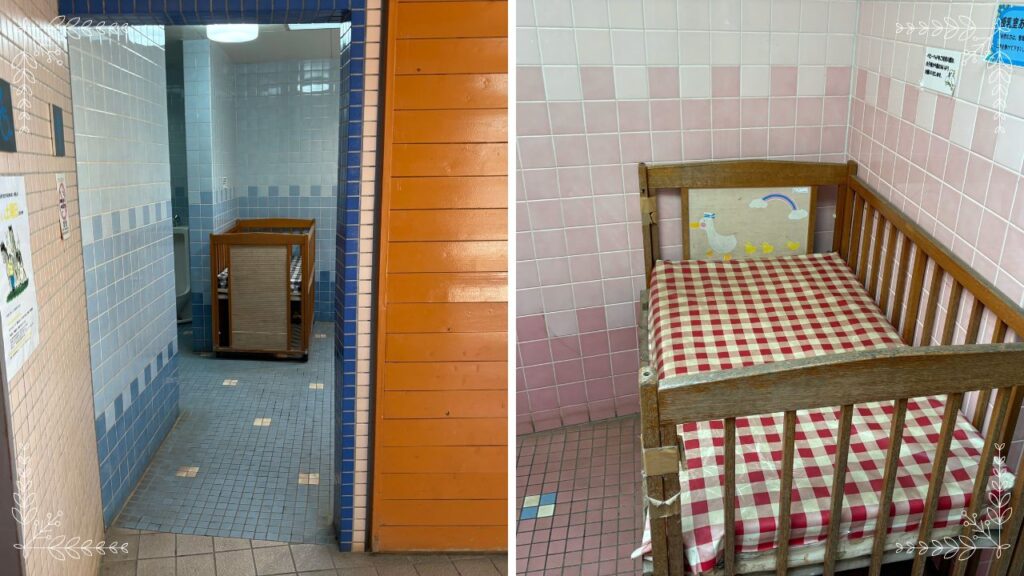 トイレにあるベビーベッドの写真
