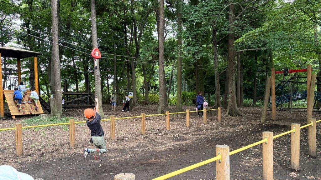 ターザンロープで遊ぶ子どもの画像