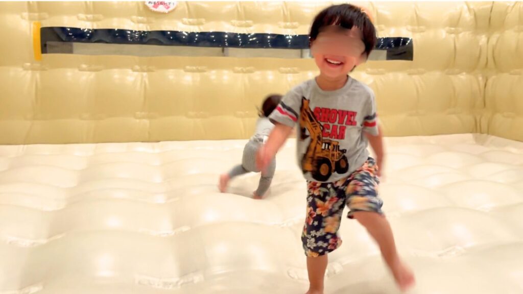 満面の笑みで遊ぶ子どもの画像