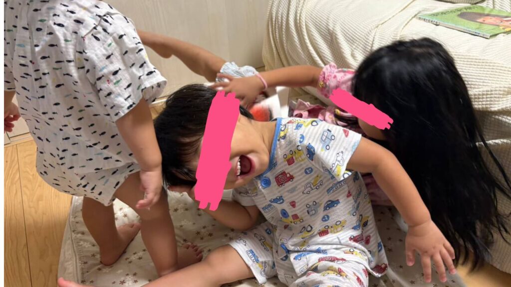 絵本の描写と同じ動きで遊んでいる写真