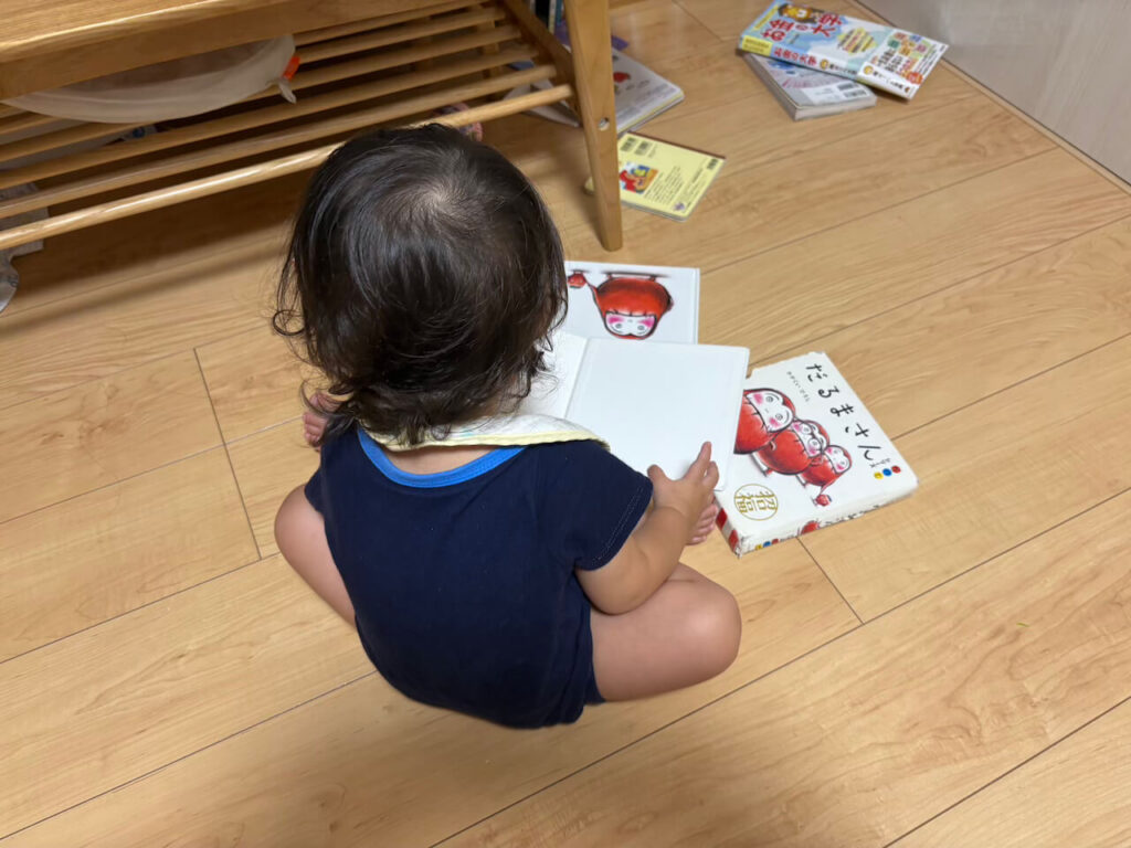 １歳児の子供の後ろ姿