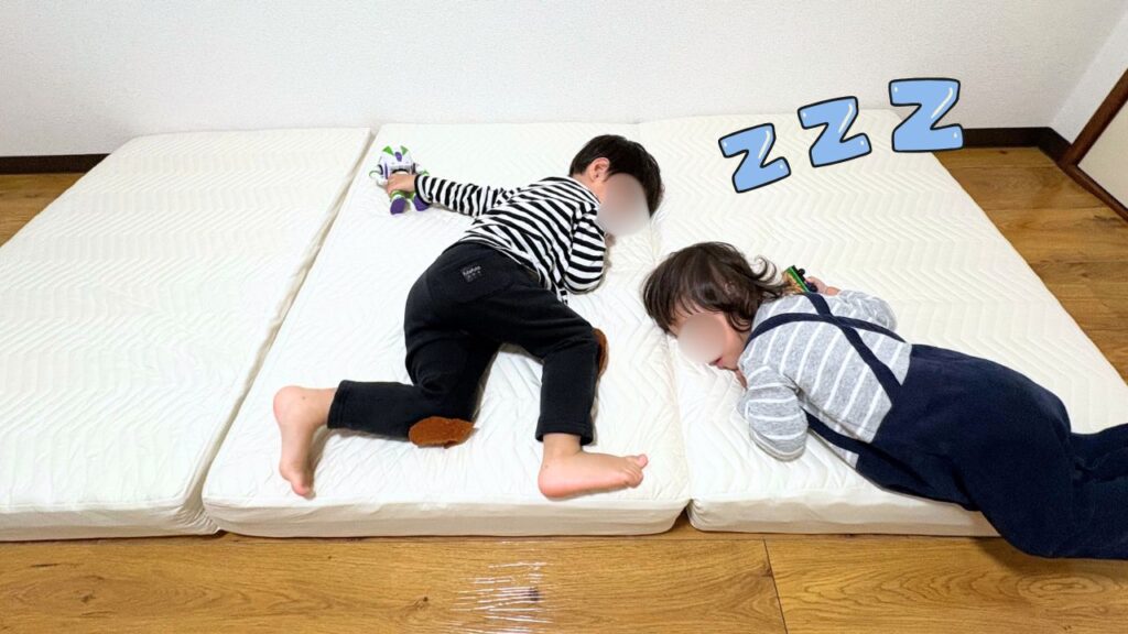 子供達が寝ている画像