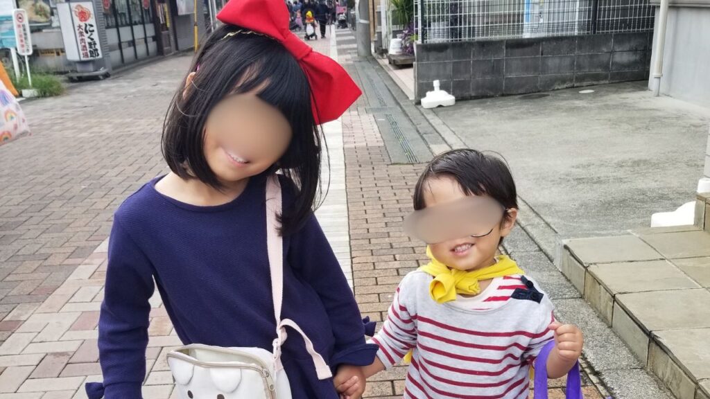 子供達が手を繋いで参加している様子