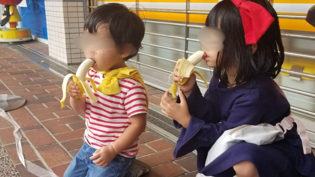お腹が減って少休憩する子供の画像