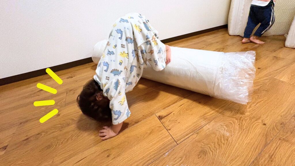 マットレスで遊ぶ息子の画像