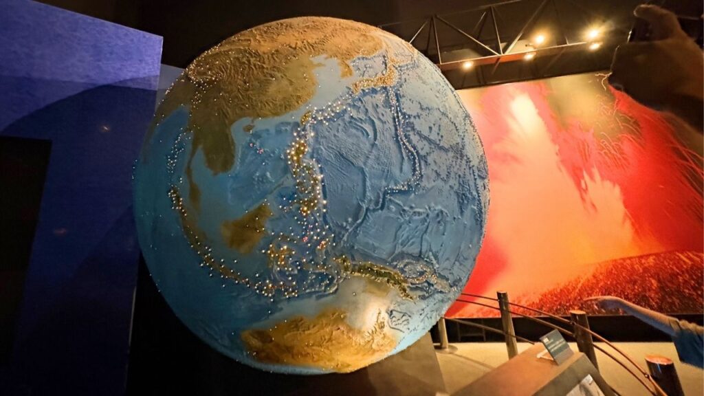 大きな地球儀のオブジェ画像