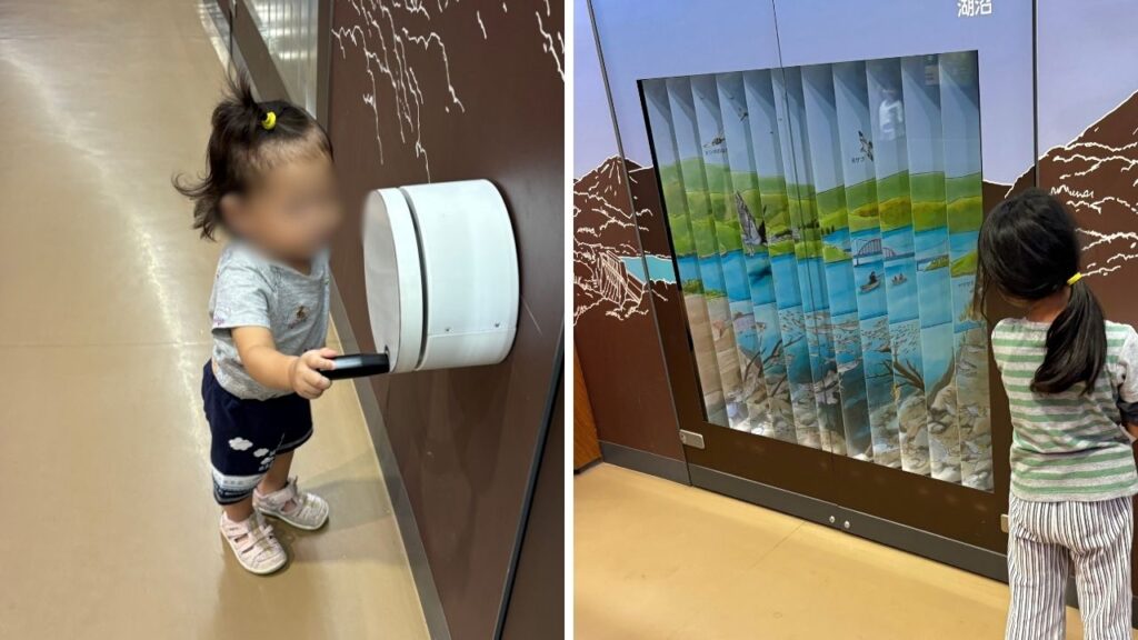 巨大パネルのハンドルを回し続ける１歳児の画像