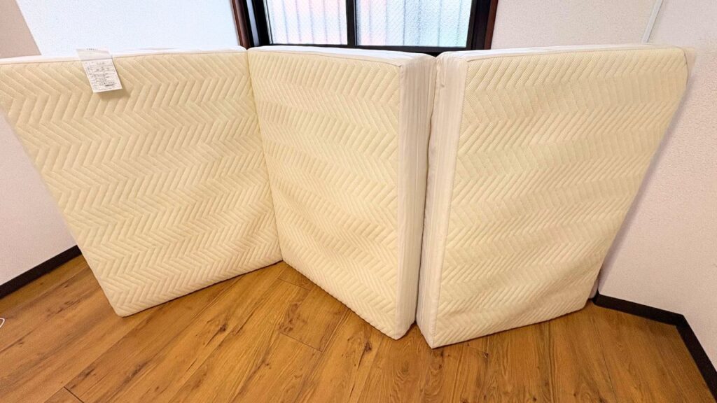 実際に三つ折りマットレスを立てかけた時の画像