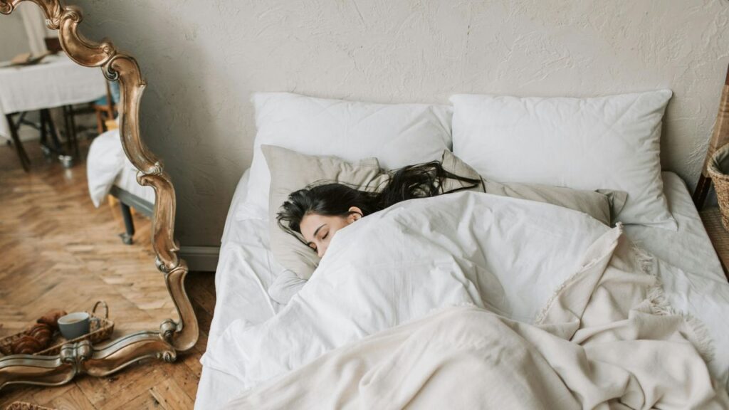 雲のやすらぎのマットレスで熟睡している女性の画像